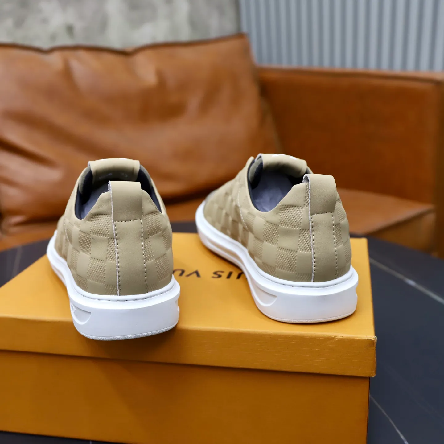 Ex-factory price: 442💰🙅‍♂️🙅‍♂️🙅‍♂️ Brand: LV Louis Vuitton Standard code: 38-44 (45 customized) Grade: Same as the official website Material: Original cowhide material stitching Comfortable and breathable sheepskin lining Lightweight and wear-resistant sports outsole Style category: Men's fashionable casual shoes Running sneakers Distinguished luxury brand elements Top luxury color: actual picture color